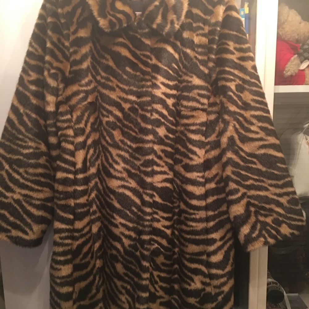 FAUX FUR ANIMAL  PRINT COAT  SIZE M/L   TIGER FAUX